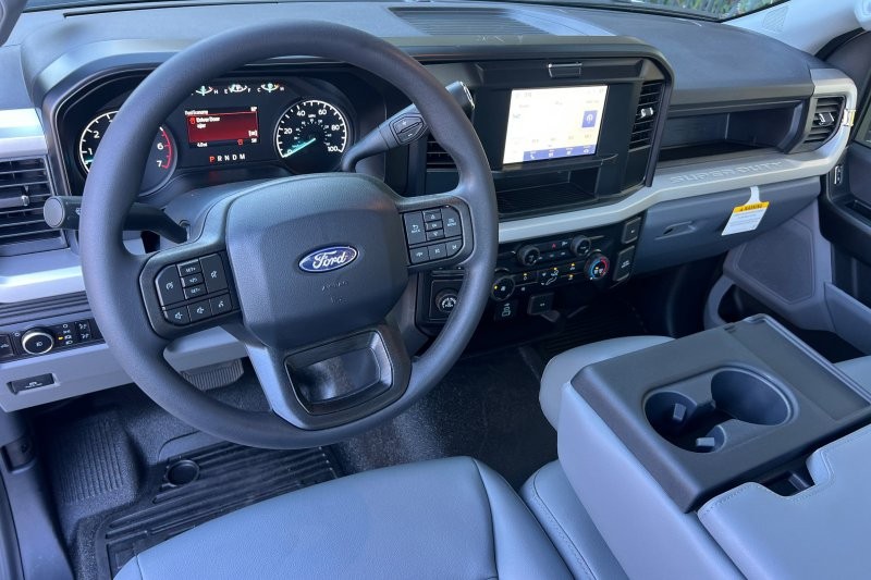 Ford F-250SD Vehicle Full-screen Gallery Image 12