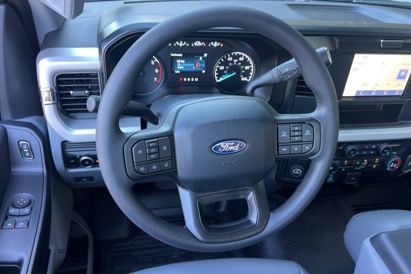 Ford F-250SD Vehicle Full-screen Gallery Image 13