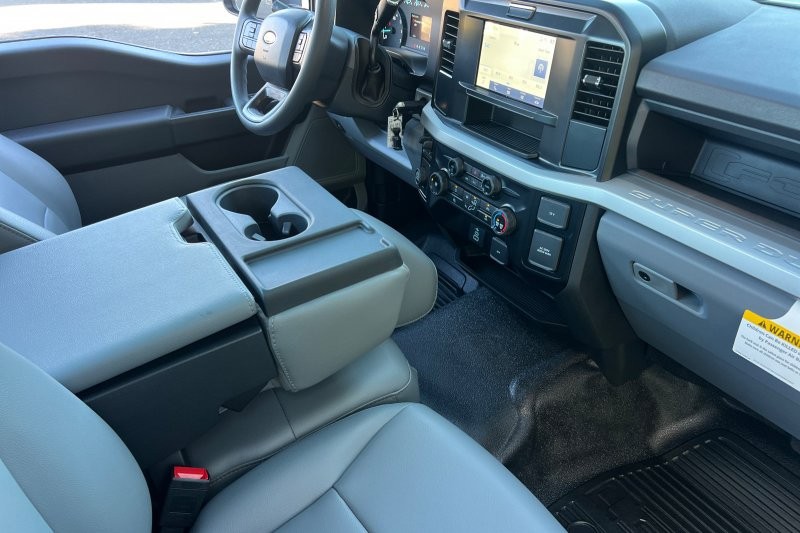 Ford F-250SD Vehicle Full-screen Gallery Image 14