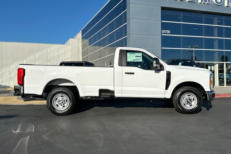 Ford F-250SD Vehicle Full-screen Gallery Image 02