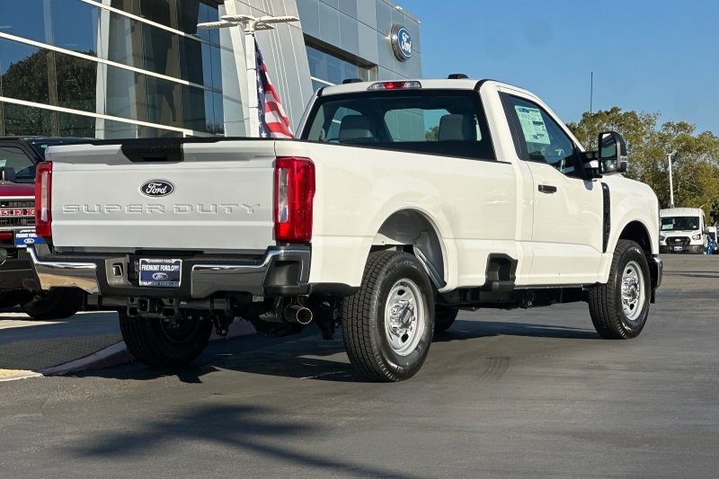 Ford F-250SD Vehicle Full-screen Gallery Image 03