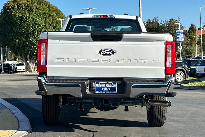 Ford F-250SD Vehicle Full-screen Gallery Image 04