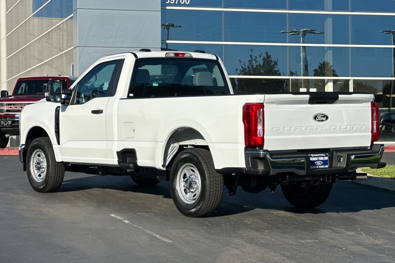 Ford F-250SD Vehicle Full-screen Gallery Image 05