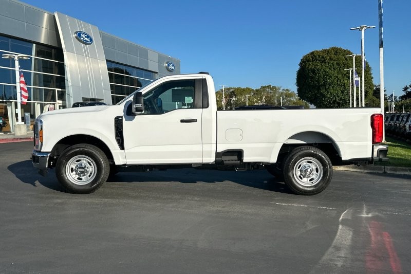 Ford F-250SD Vehicle Full-screen Gallery Image 06