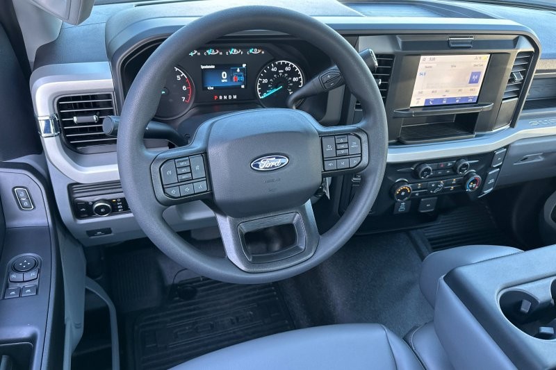 Ford F-250SD Vehicle Full-screen Gallery Image 13