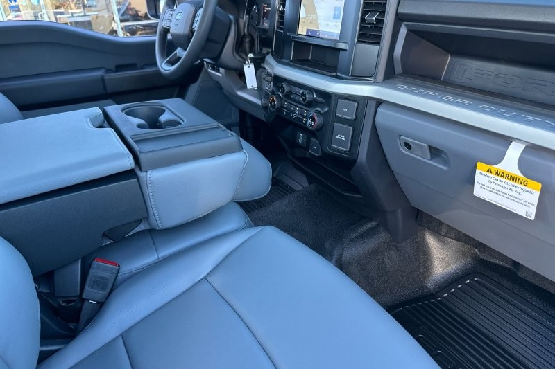 Ford F-250SD Vehicle Full-screen Gallery Image 14