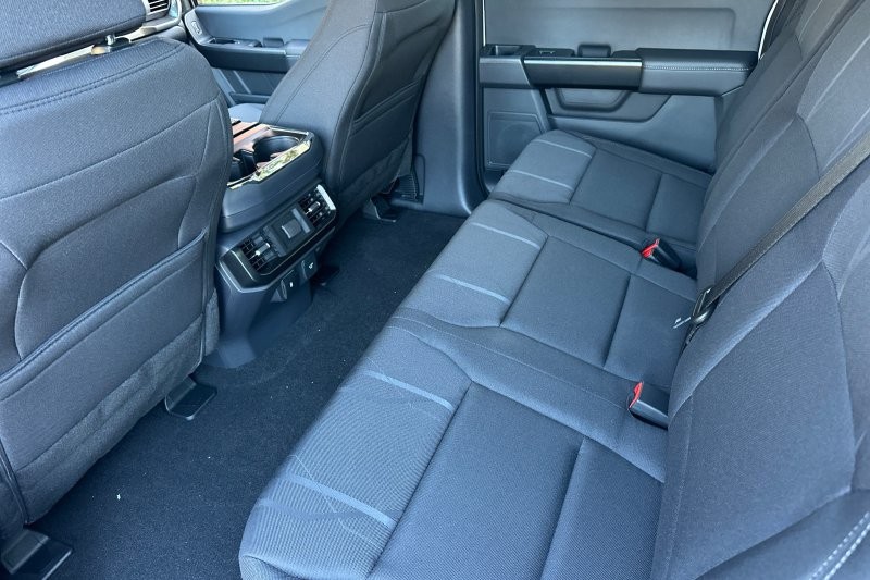 Ford F-150 Vehicle Full-screen Gallery Image 12