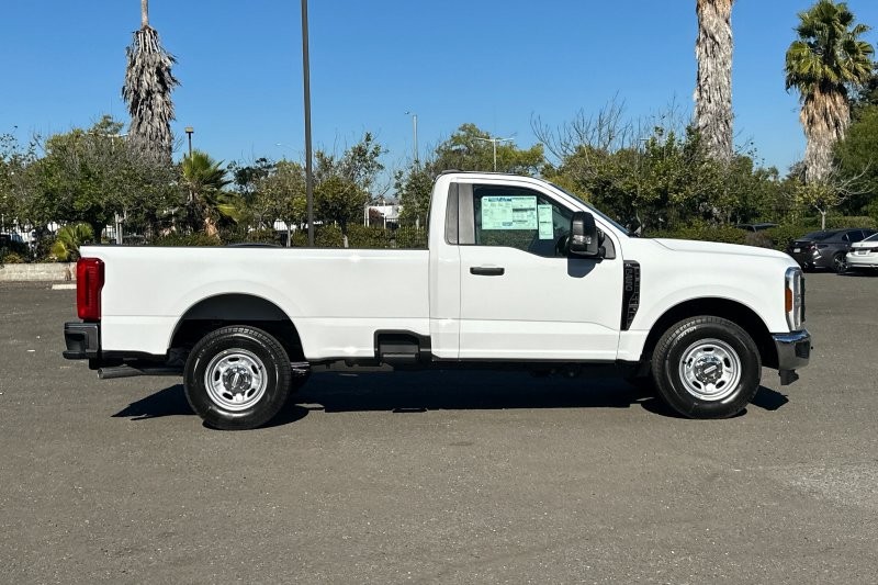 Ford F-250SD Vehicle Full-screen Gallery Image 02