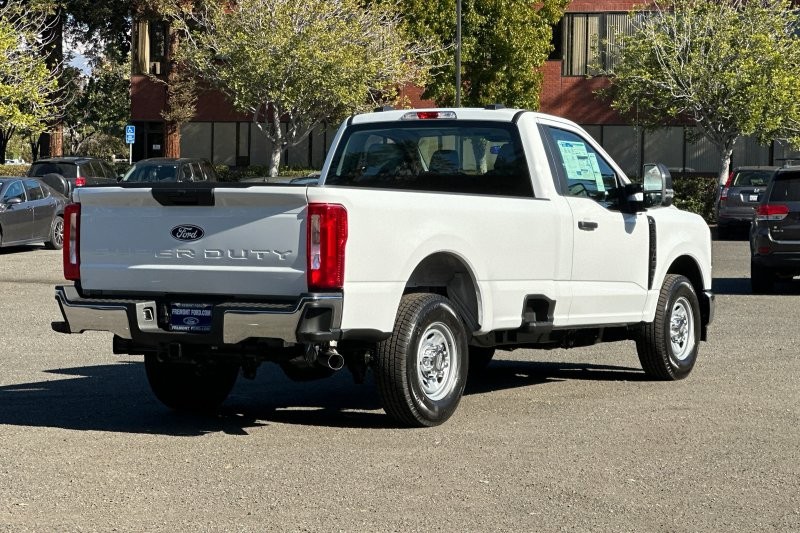 Ford F-250SD Vehicle Full-screen Gallery Image 03