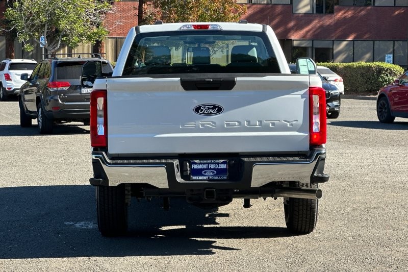 Ford F-250SD Vehicle Full-screen Gallery Image 04