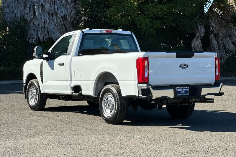 Ford F-250SD Vehicle Full-screen Gallery Image 05
