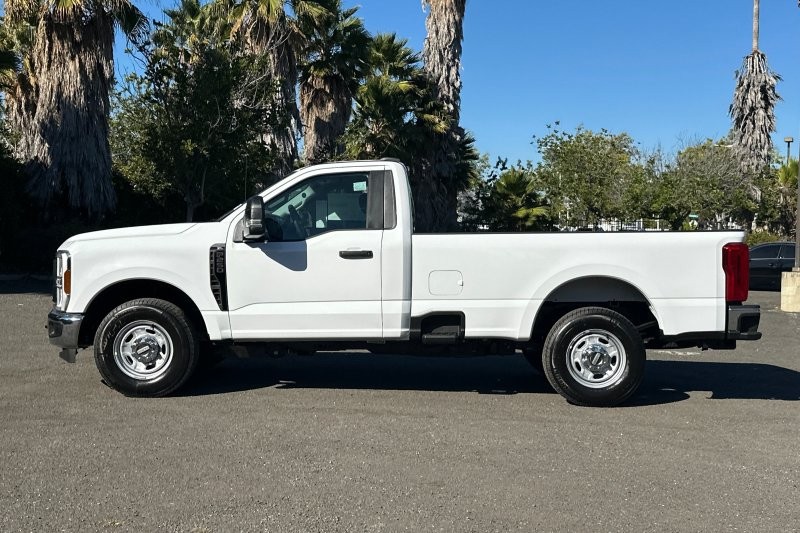 Ford F-250SD Vehicle Full-screen Gallery Image 06