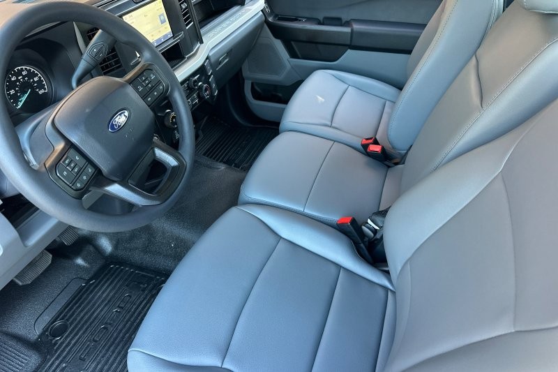 Ford F-250SD Vehicle Full-screen Gallery Image 09