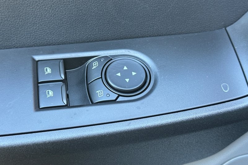 Ford F-250SD Vehicle Full-screen Gallery Image 11
