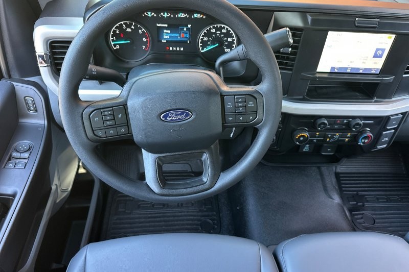 Ford F-250SD Vehicle Full-screen Gallery Image 13