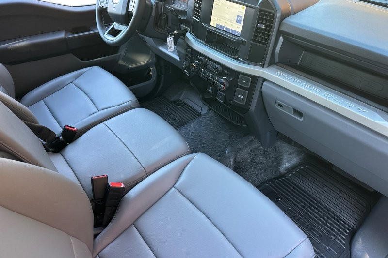 Ford F-250SD Vehicle Full-screen Gallery Image 14