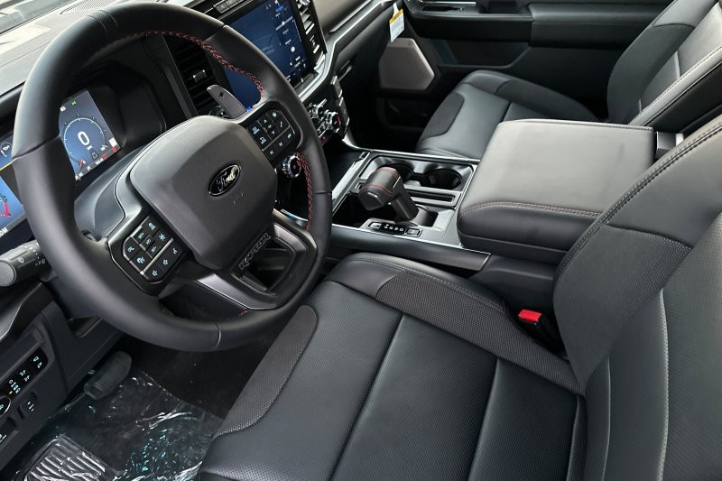 Ford F-150 Vehicle Full-screen Gallery Image 09