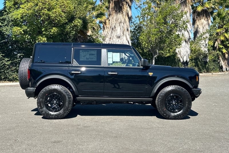 Ford Bronco Vehicle Full-screen Gallery Image 02