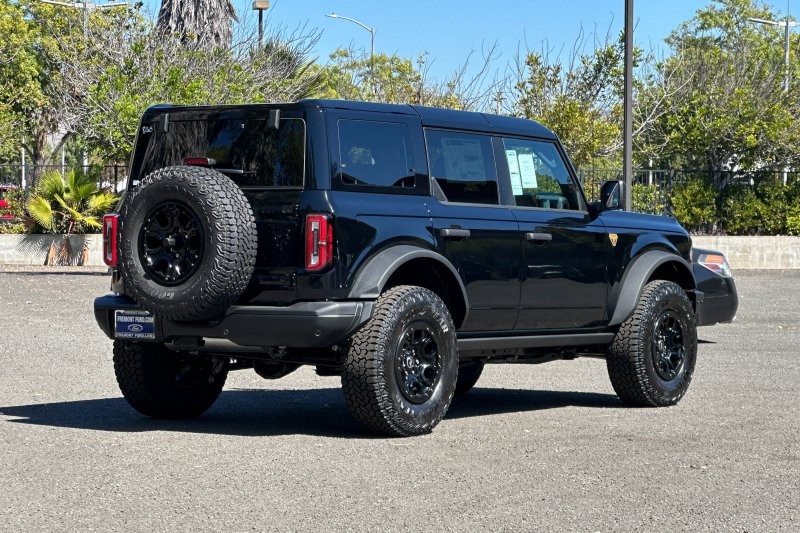 Ford Bronco Vehicle Full-screen Gallery Image 03