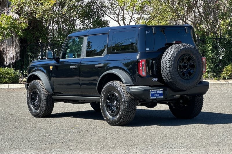 Ford Bronco Vehicle Full-screen Gallery Image 05