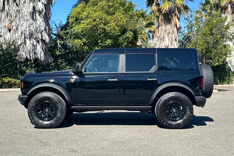 Ford Bronco Vehicle Full-screen Gallery Image 06