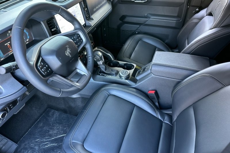 Ford Bronco Vehicle Full-screen Gallery Image 09