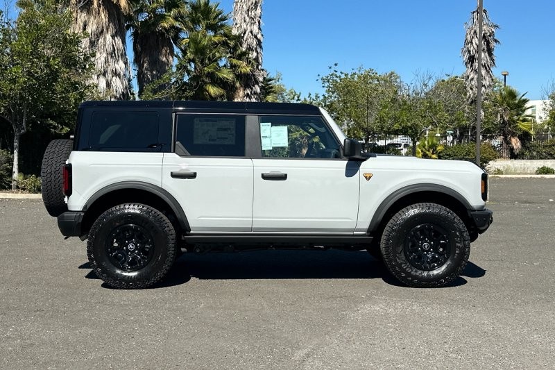 Ford Bronco Vehicle Full-screen Gallery Image 02
