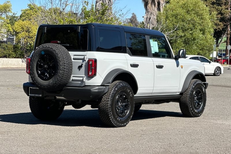 Ford Bronco Vehicle Full-screen Gallery Image 03