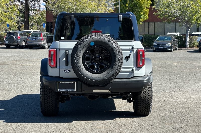 Ford Bronco Vehicle Full-screen Gallery Image 04