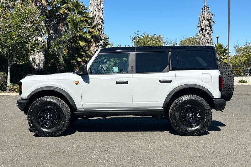 Ford Bronco Vehicle Full-screen Gallery Image 06