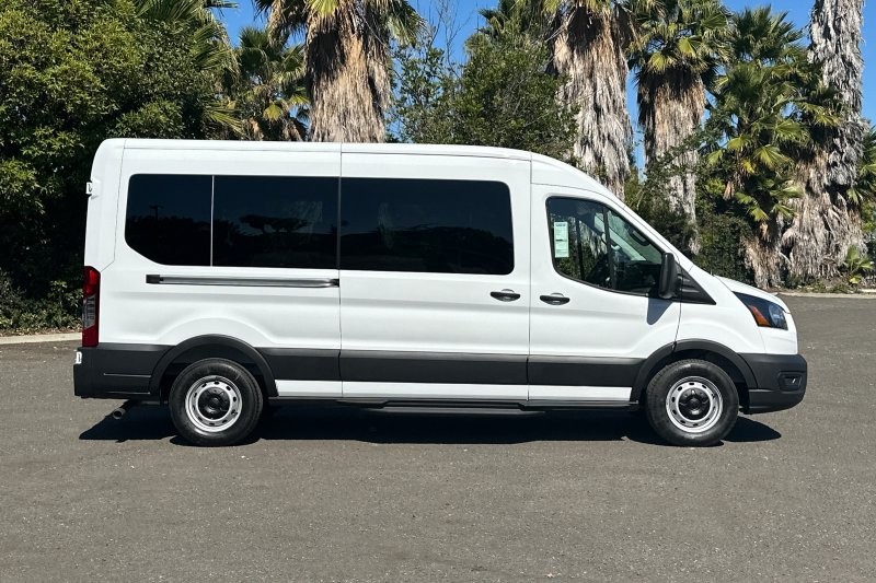 Ford Transit-350 Vehicle Full-screen Gallery Image 02