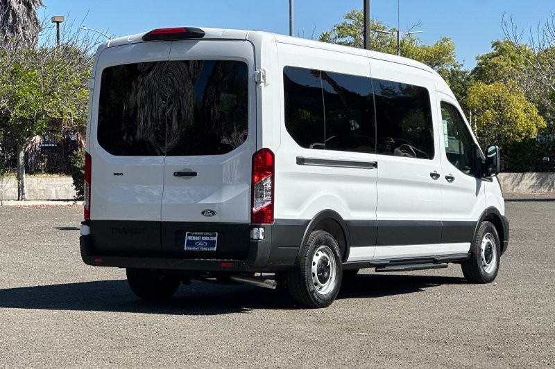 Ford Transit-350 Vehicle Full-screen Gallery Image 03