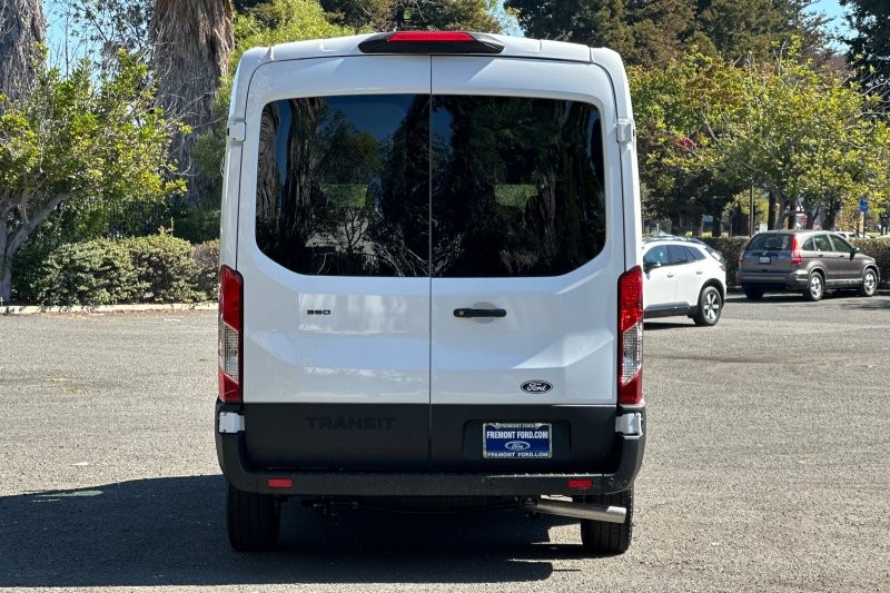 Ford Transit-350 Vehicle Full-screen Gallery Image 04