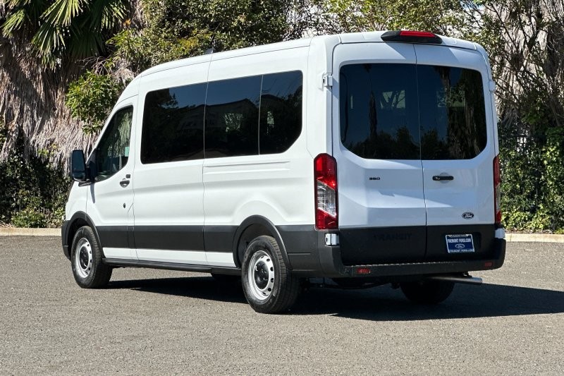 Ford Transit-350 Vehicle Full-screen Gallery Image 05