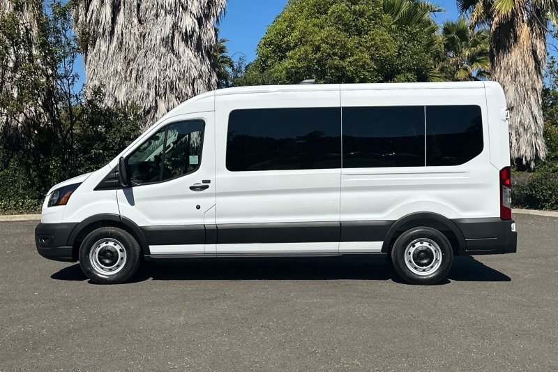 Ford Transit-350 Vehicle Full-screen Gallery Image 06