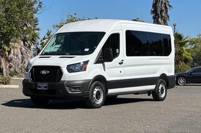 Ford Transit-350 Vehicle Full-screen Gallery Image 07