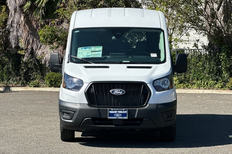 Ford Transit-350 Vehicle Full-screen Gallery Image 08