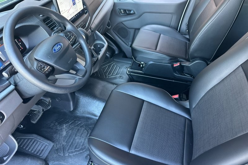 Ford Transit-350 Vehicle Full-screen Gallery Image 09