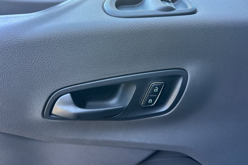 Ford Transit-350 Vehicle Full-screen Gallery Image 10