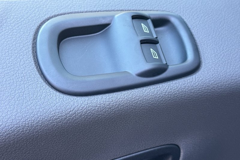 Ford Transit-350 Vehicle Full-screen Gallery Image 11