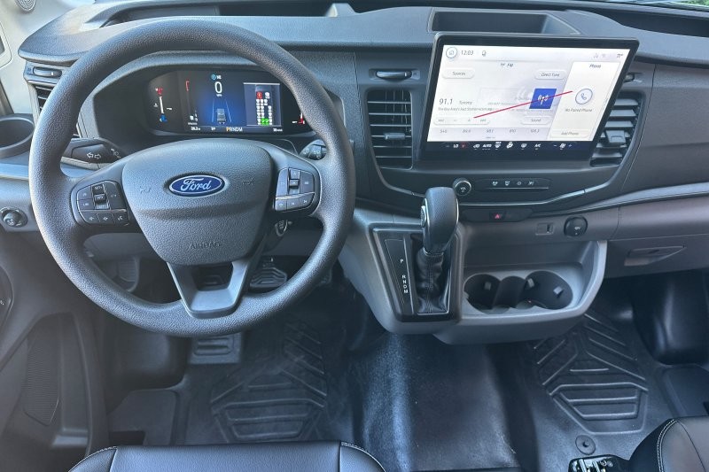 Ford Transit-350 Vehicle Full-screen Gallery Image 14