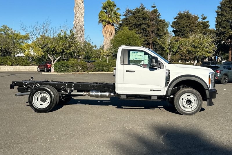 Ford F-550SD Vehicle Full-screen Gallery Image 02