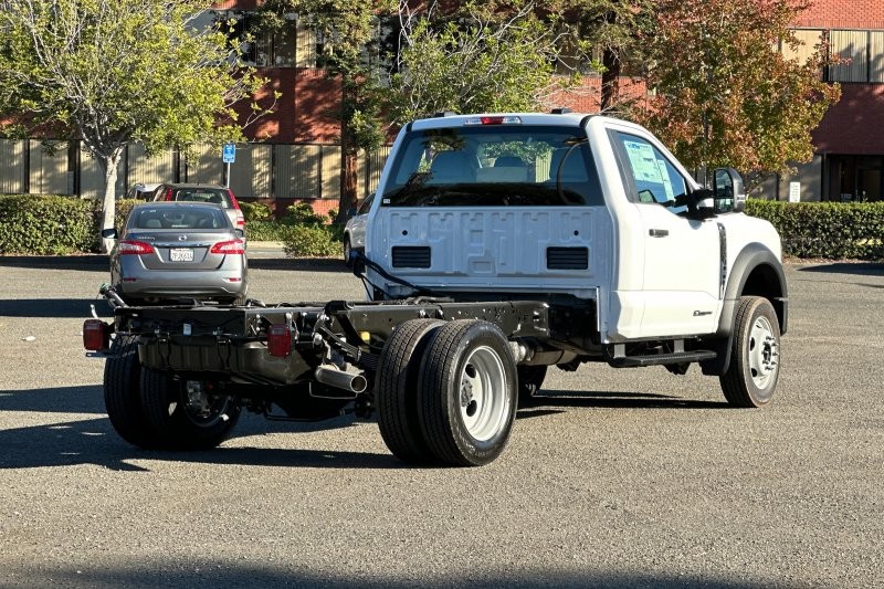 Ford F-550SD Vehicle Full-screen Gallery Image 03