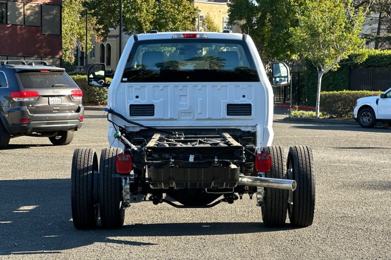 Ford F-550SD Vehicle Full-screen Gallery Image 04