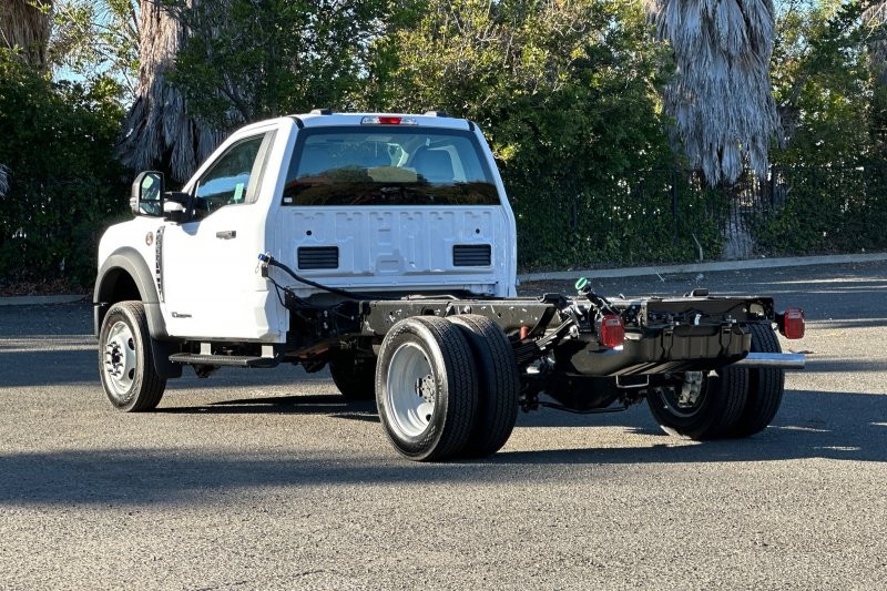 Ford F-550SD Vehicle Full-screen Gallery Image 05