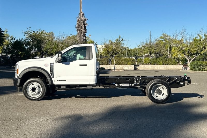 Ford F-550SD Vehicle Full-screen Gallery Image 06