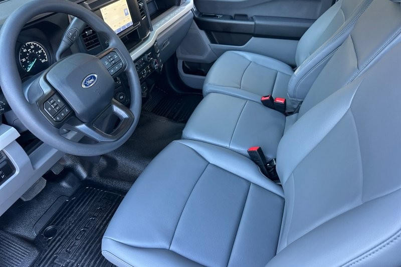 Ford F-550SD Vehicle Full-screen Gallery Image 09