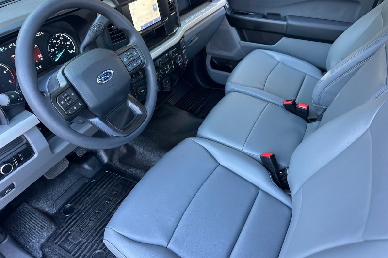 Ford F-550SD Vehicle Full-screen Gallery Image 12