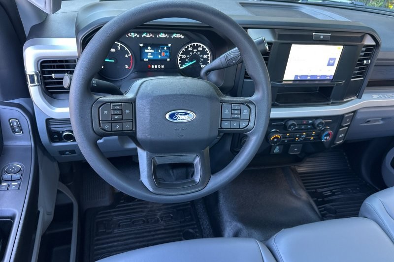 Ford F-550SD Vehicle Full-screen Gallery Image 13