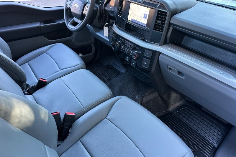 Ford F-550SD Vehicle Full-screen Gallery Image 14
